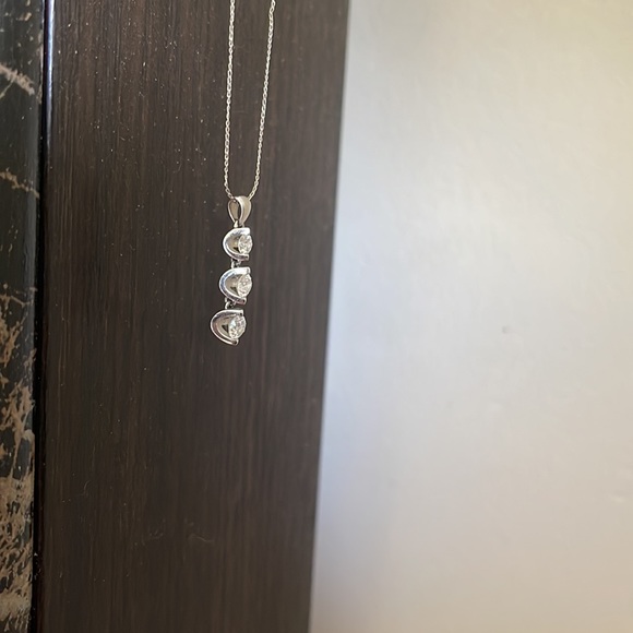 Canadian diamond pendant - Picture 2 of 3